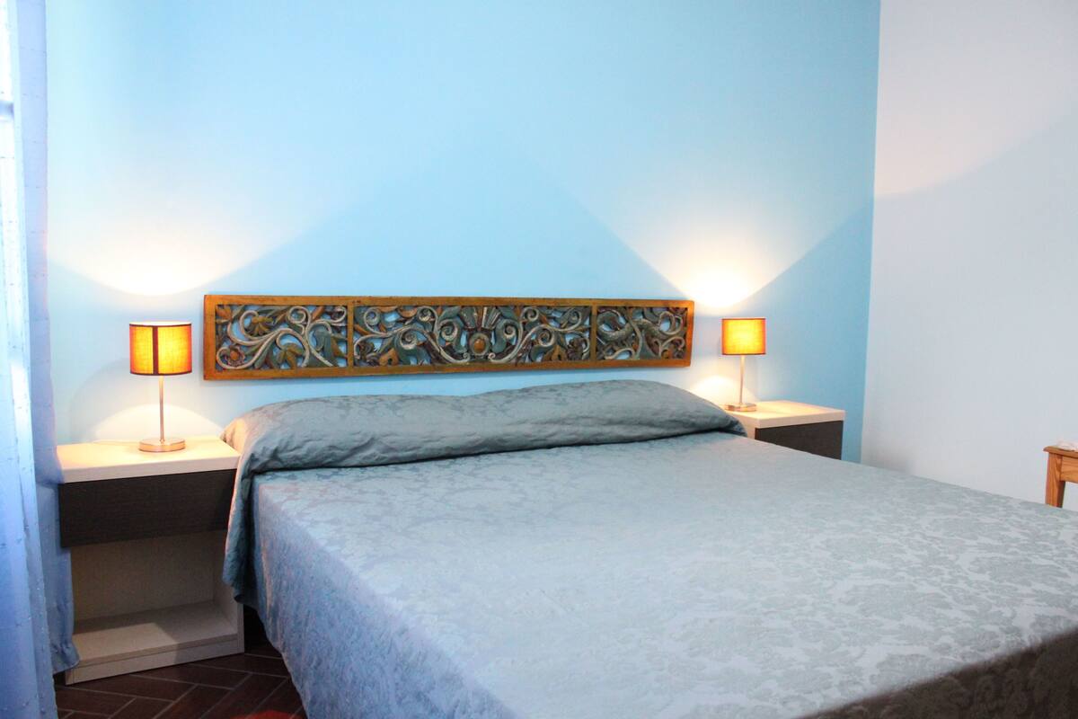 Habitación doble | Escritorio, tabla de planchar con plancha, wifi gratis y ropa de cama 