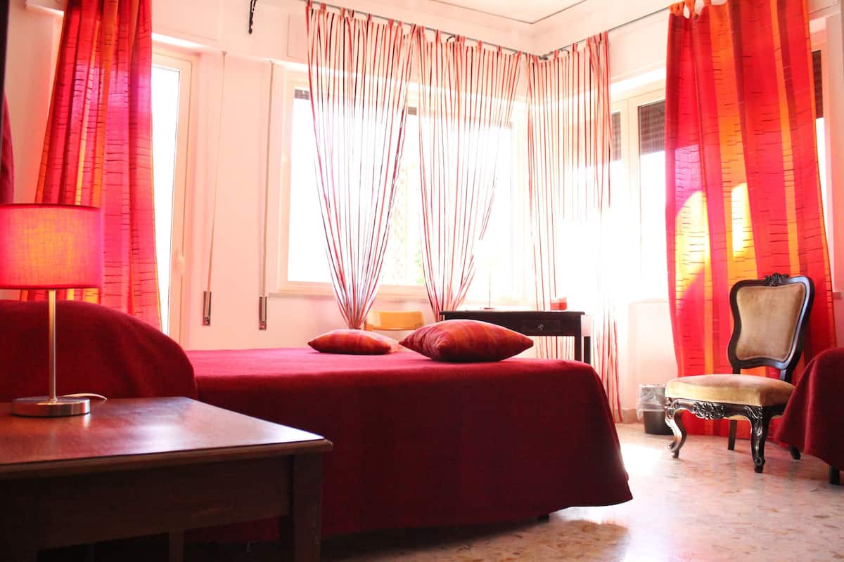 Escritorio, tabla de planchar con plancha, wifi gratis y ropa de cama 