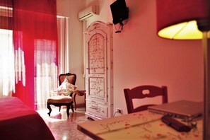 Schreibtisch, Bügeleisen/Bügelbrett, kostenloses WLAN, Bettwäsche