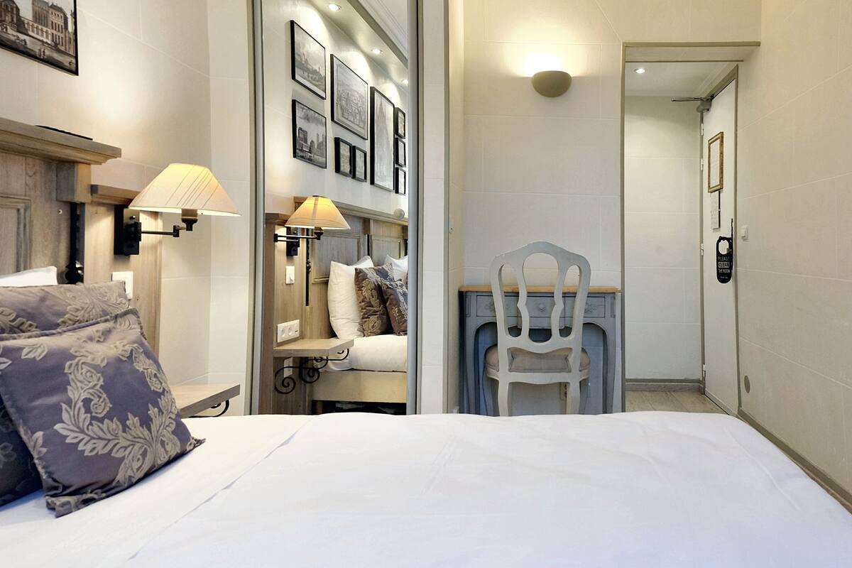 twin room | hypo-allergenic bedding, in-room safe, individually decorated, desk