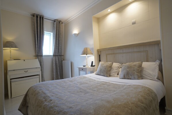 Literie hypoallergénique, coffres-forts dans les chambres