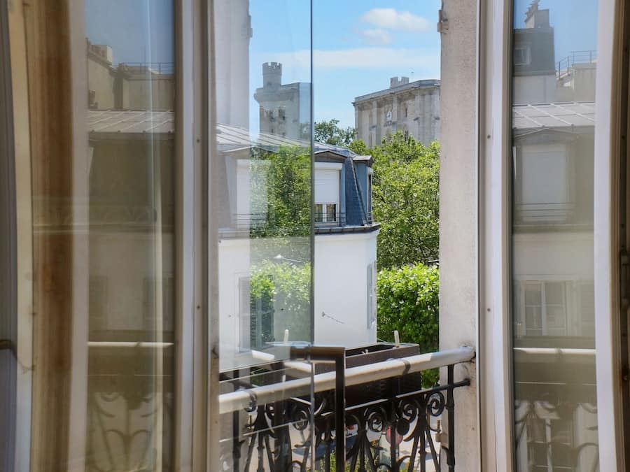 Dreibettzimmer | Allergikerbettwaren, Zimmersafe, individuell dekoriert, Schreibtisch