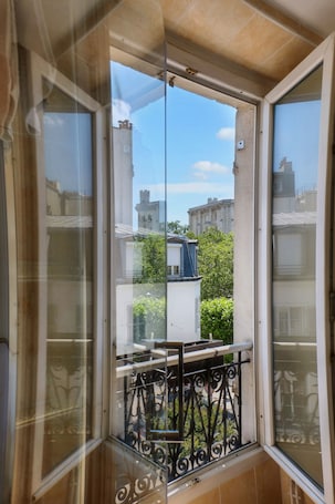 Triple Room | Hypo-allergenic bedding, in-room safe, individually decorated, desk. Hôtel du Château