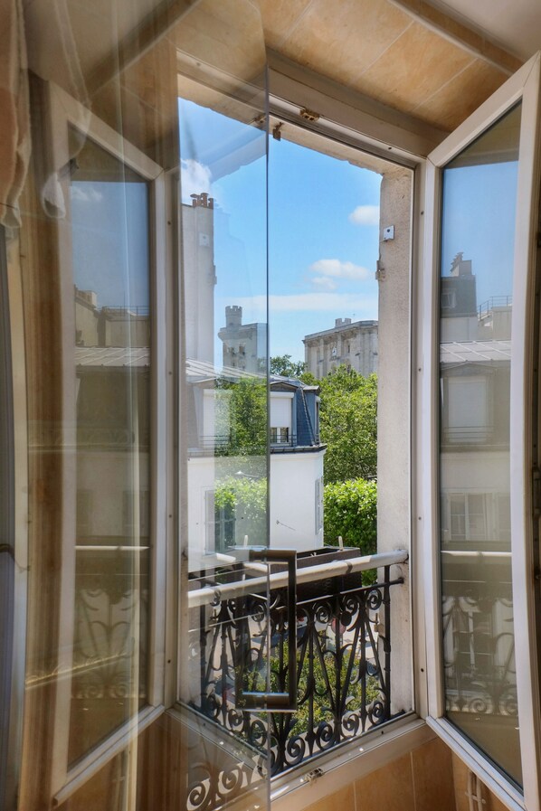 Dreibettzimmer | Allergikerbettwaren, Zimmersafe, individuell dekoriert, Schreibtisch