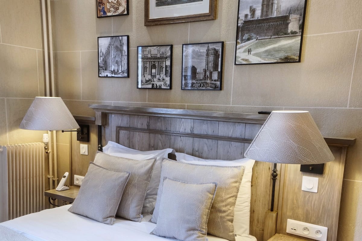 Classic Double Room | Hypo-allergenic bedding available, in-room safe, desk, laptop workspace
