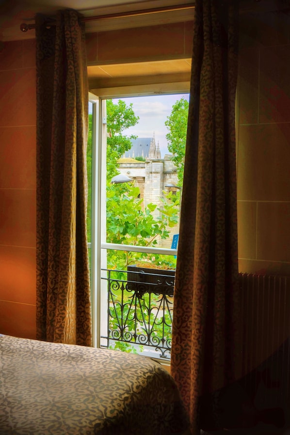 Classic Double Room | Hypo-allergenic bedding, in-room safe, individually decorated, desk