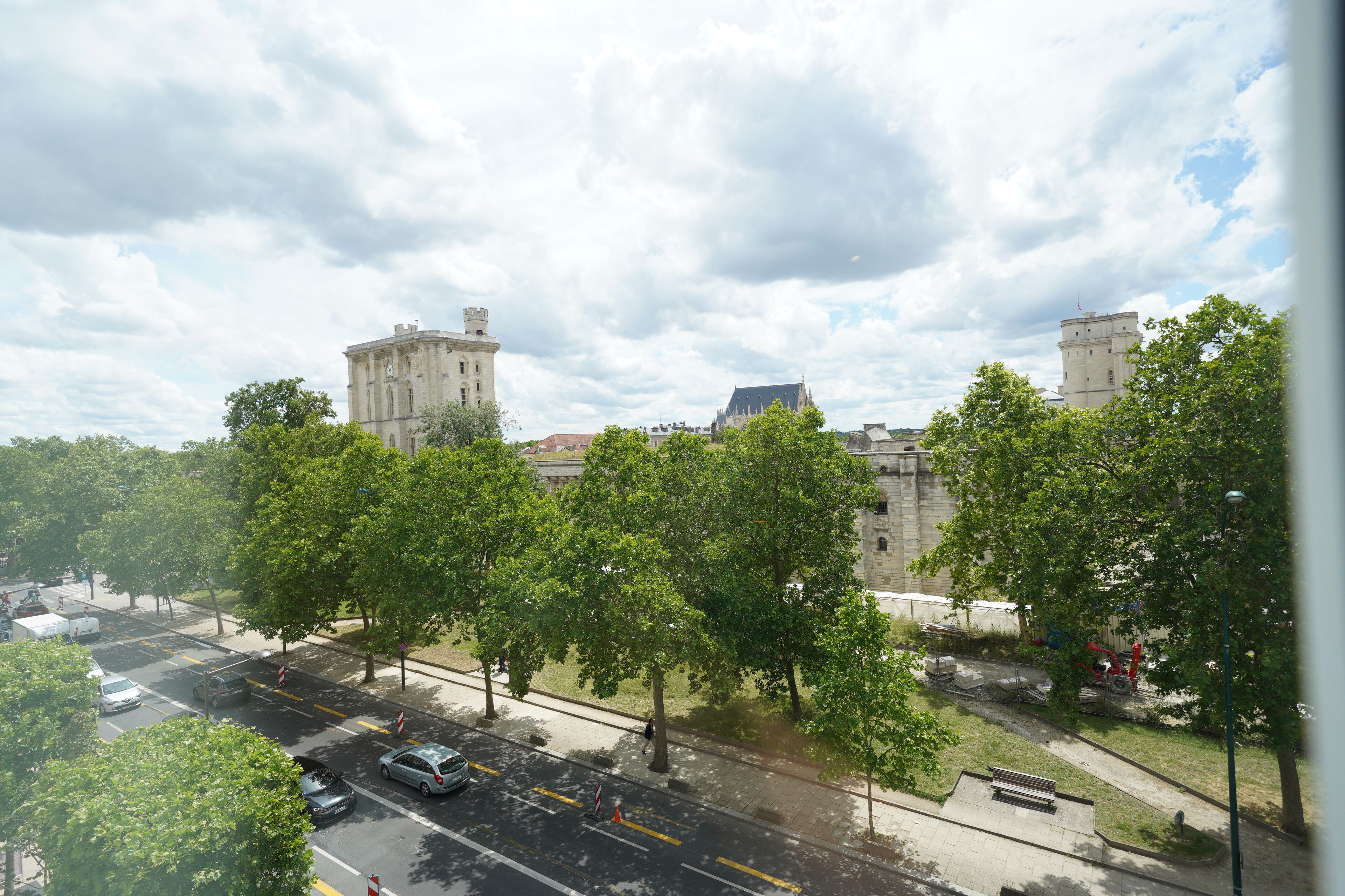hypo-allergenic bedding, in-room safe, individually decorated, desk