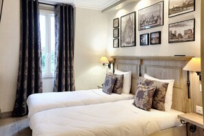 Zweibettzimmer | Allergikerbettwaren, Zimmersafe, individuell dekoriert, Schreibtisch