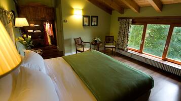 Desk, soundproofing, rollaway beds, free WiFi