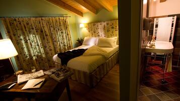 Desk, soundproofing, rollaway beds, free WiFi