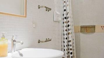 Shower, rainfall showerhead, free toiletries, hair dryer