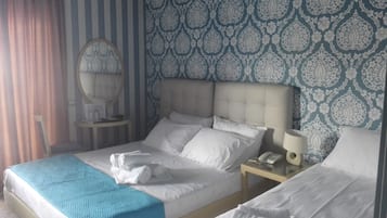 Triple Room | Desk, soundproofing, iron/ironing board, free WiFi