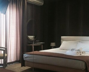 Schreibtisch, schallisolierte Zimmer, Bügeleisen/Bügelbrett