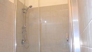 Chambre Double | Douche de la salle de bain