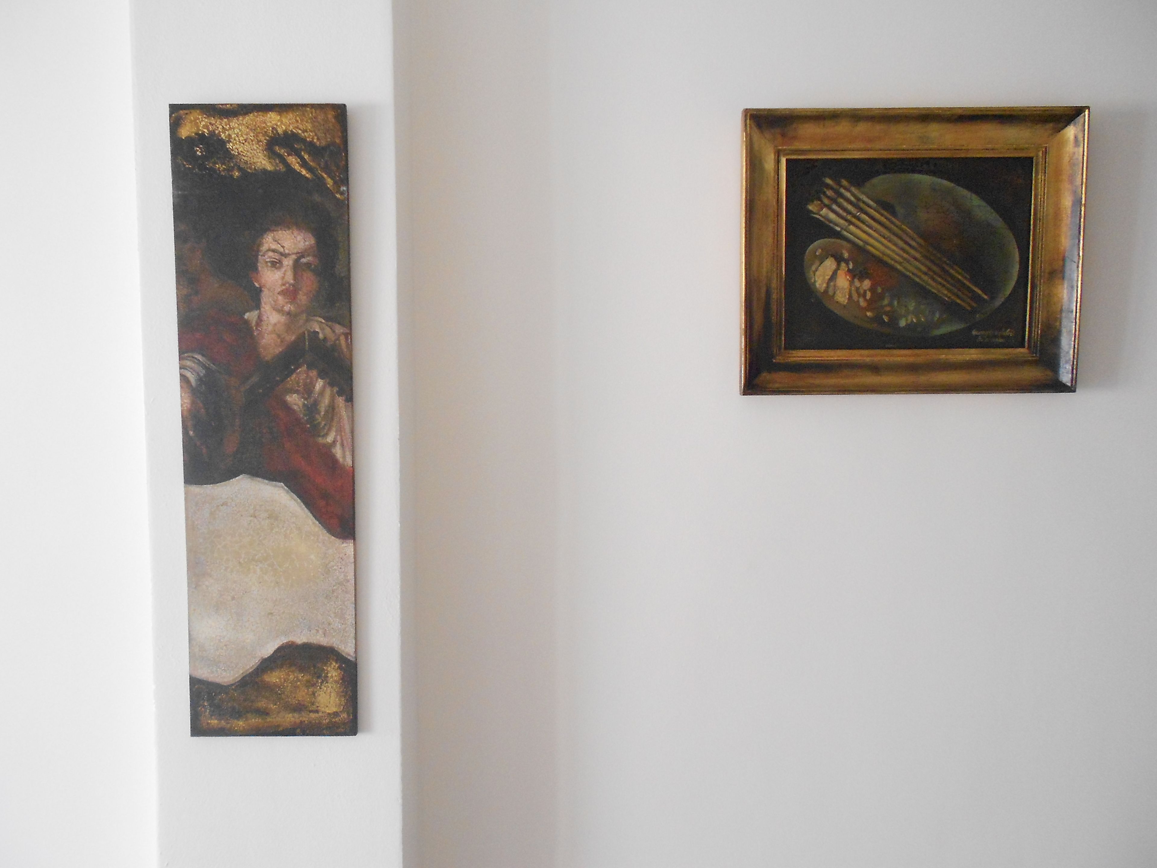 Dos obras de arte sobre una pared lisa.
