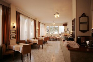 Se ofrece un desayuno continental (10 EUR por persona)