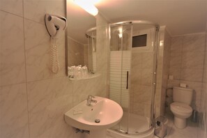 Free toiletries, hair dryer, towels - Adams Hotel (Athens)