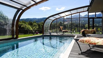 Piscine couverte, accès possible de 10 h 00 à 20 h 00, chaises longues 