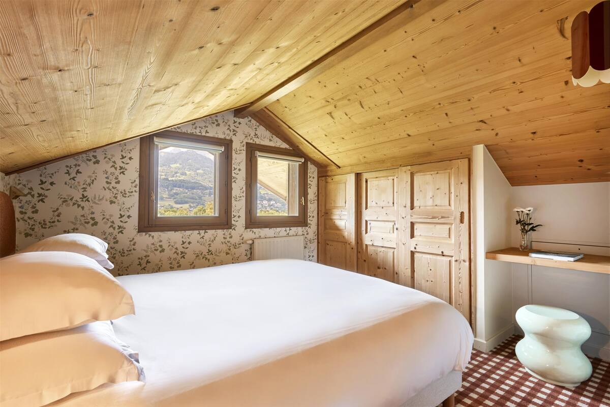 Standard Apartment, 1 Queen Bed, Balcony, Mountain View | In-room safe, desk, blackout drapes, soundproofing