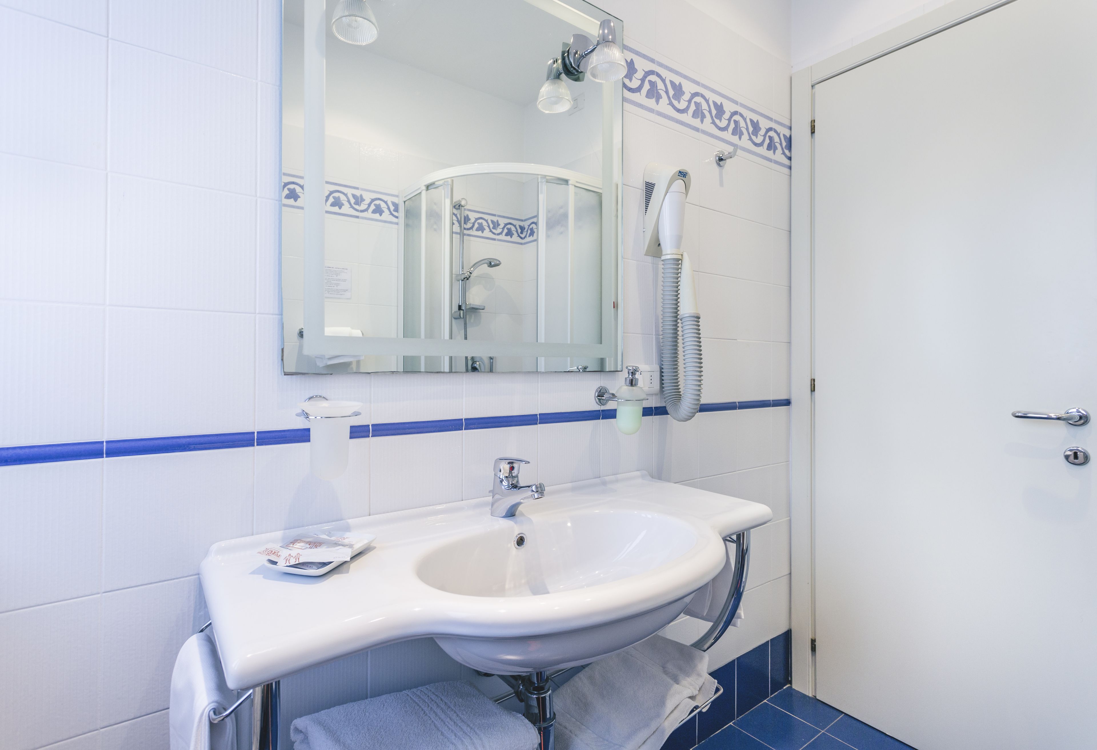 shower, rainfall showerhead, free toiletries, hair dryer