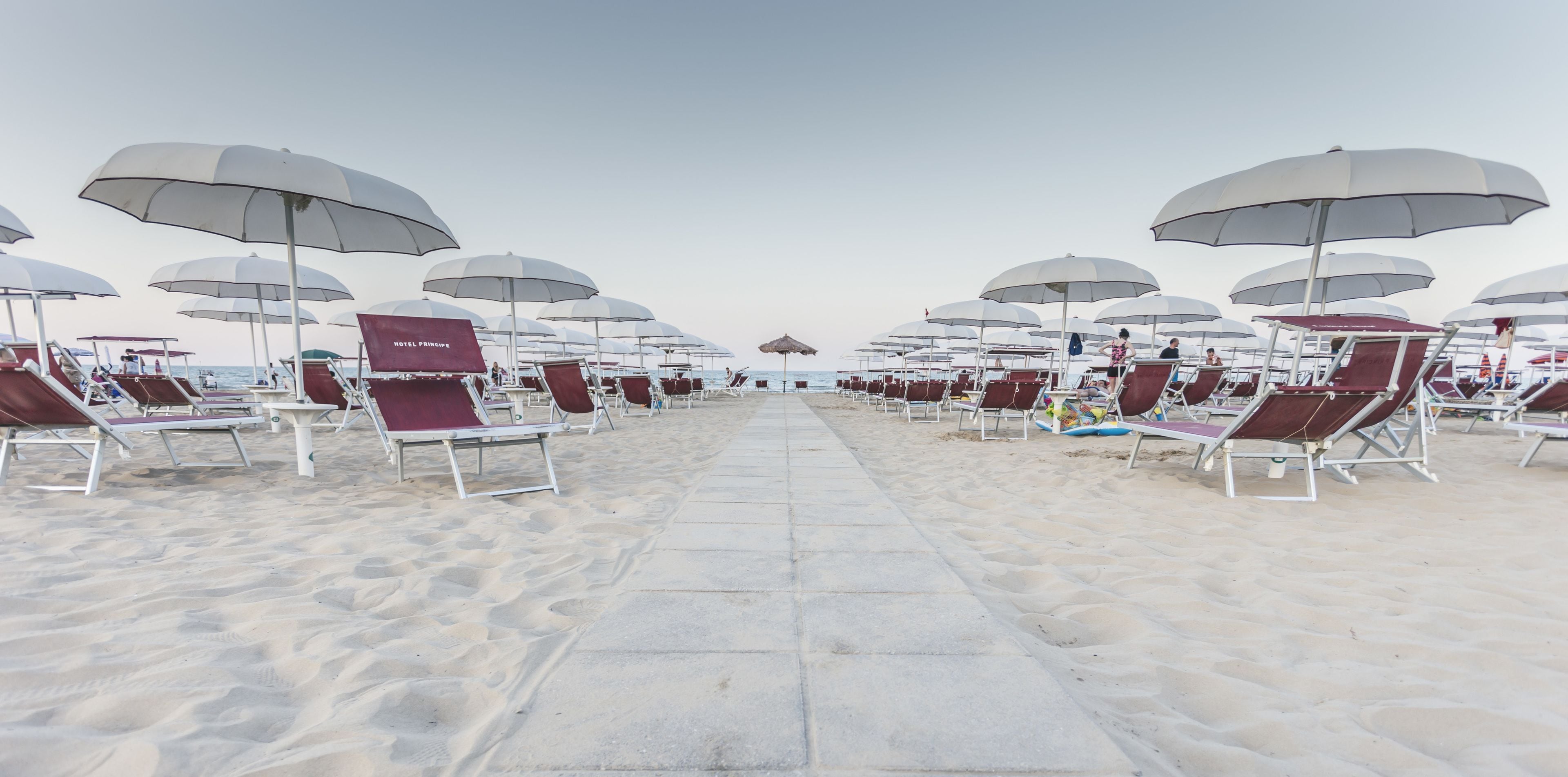 Plage privée, cabines gratuites, chaises longues, parasols