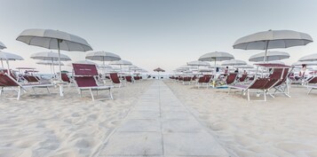 Spiaggia privata, cabine da spiaggia gratuite, lettini da mare