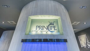 Un letrero de hotel con el nombre "PRINCIPE" y la inscripción "hotel residencia" debajo.