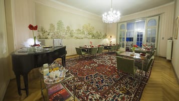 Colazione completa, servita tutte le mattine (15 EUR a persona)