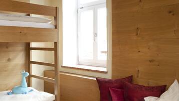 Junior-Studiosuite, 2 Schlafzimmer, Nichtraucher (Alpin Lodge) | 1 Schlafzimmer, hochwertige Bettwaren, individuell dekoriert