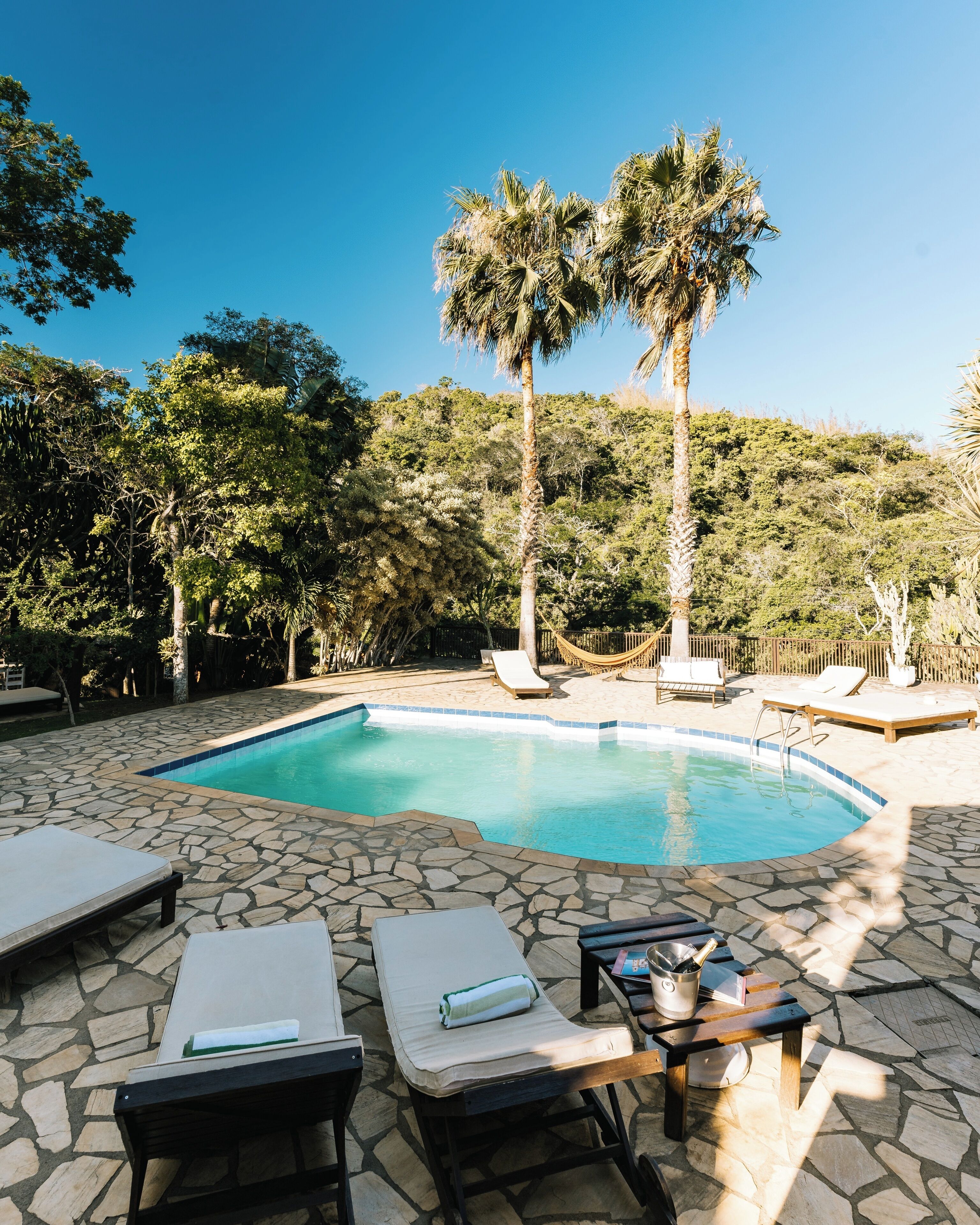 Alberca al aire libre, sombrillas en la alberca y camastros 