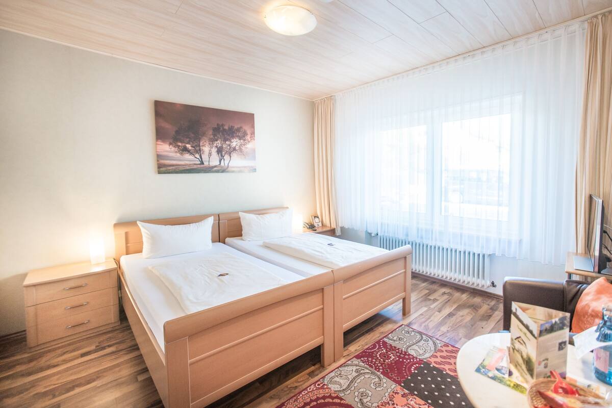 Quarto casal clássico | Roupas de cama antialérgicas, cofres nos quartos, escrivaninha
