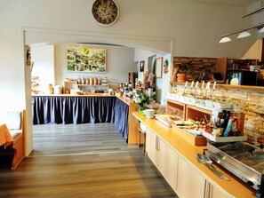 Breakfast (EUR 7 per person) - Tip Top Hotel-Restaurant Burgblick (Thallichtenberg)
