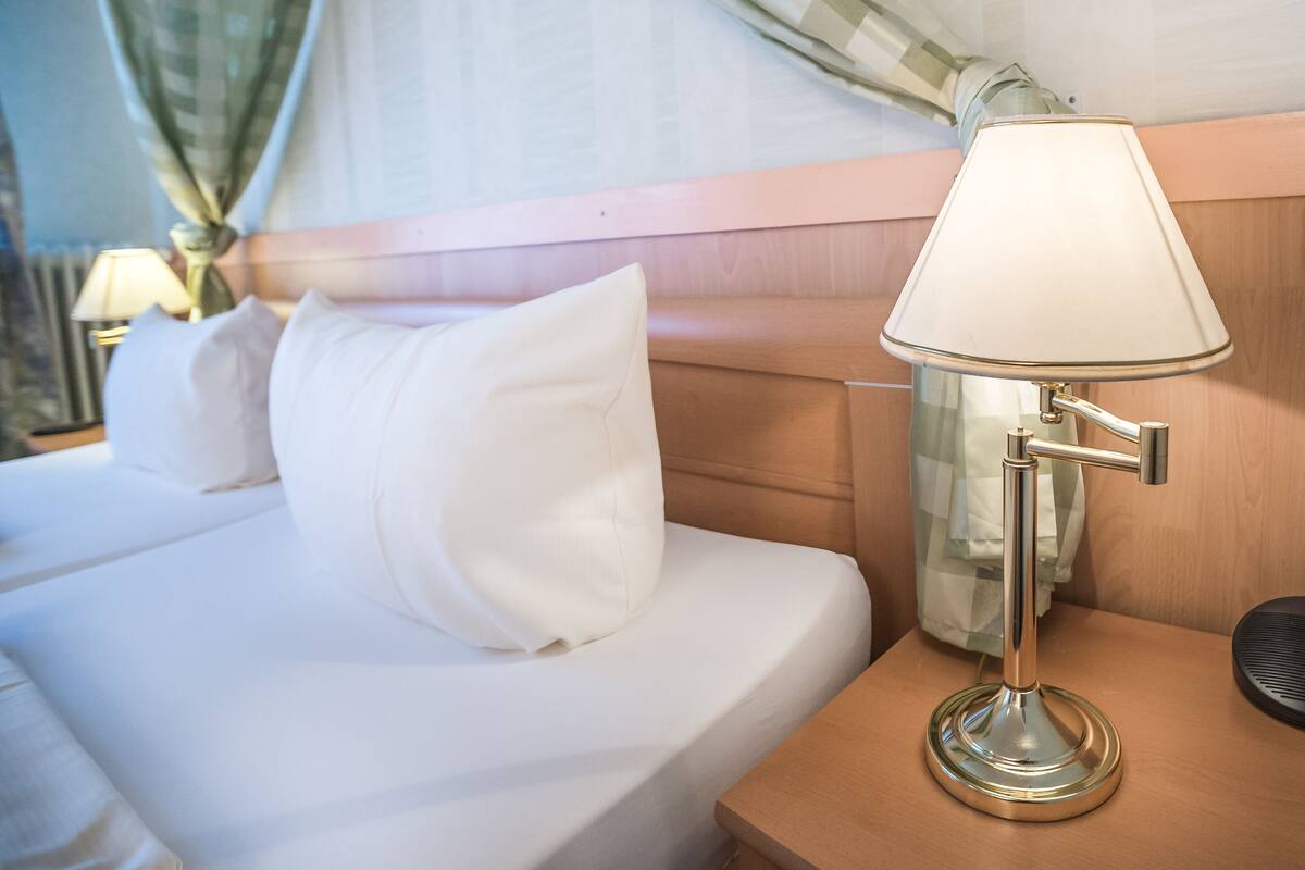 Quarto casal superior | Roupas de cama antialérgicas, cofres nos quartos, escrivaninha