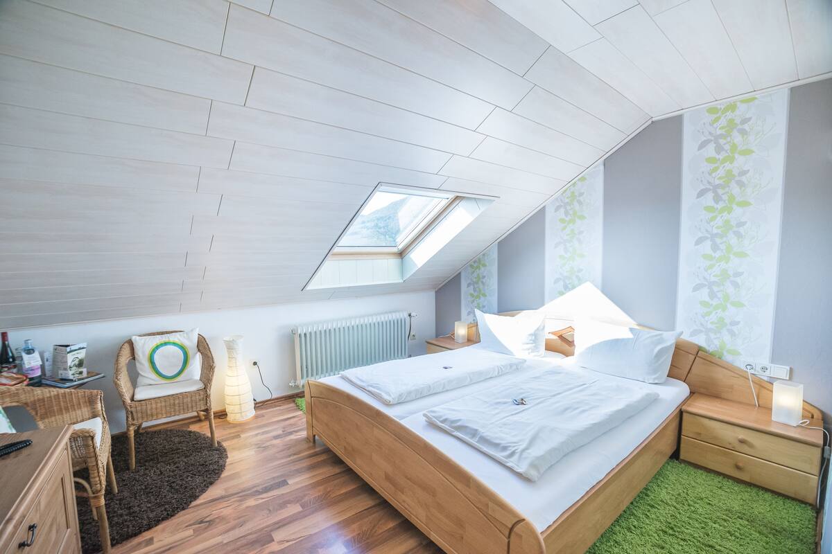 Quarto família | Roupas de cama antialérgicas, cofres nos quartos, escrivaninha