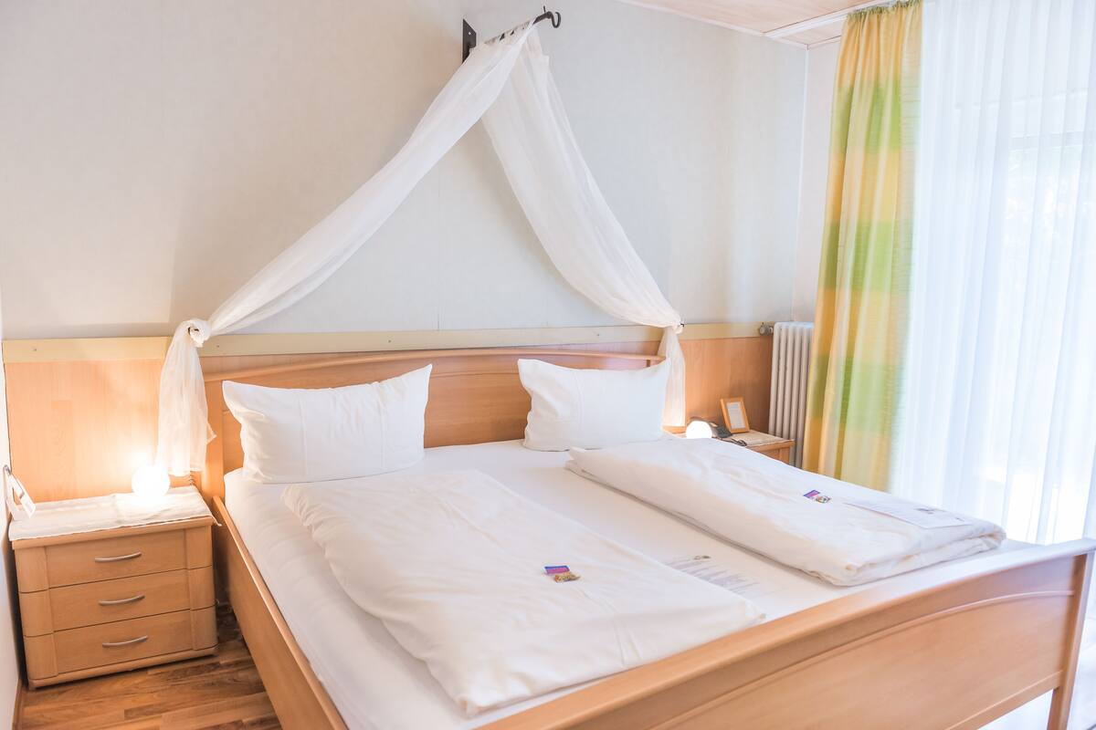 Quarto casal conforto | Roupas de cama antialérgicas, cofres nos quartos, escrivaninha