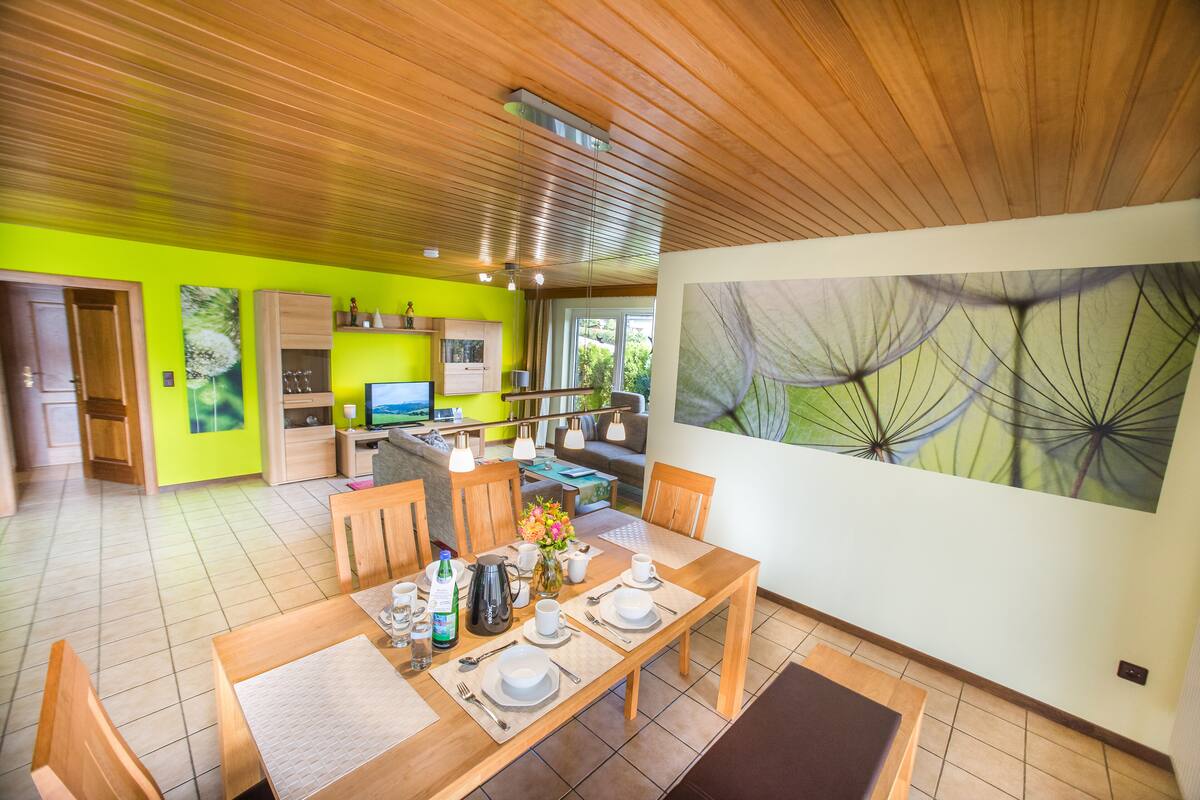 Apartamento família | Opções para refeição no quarto