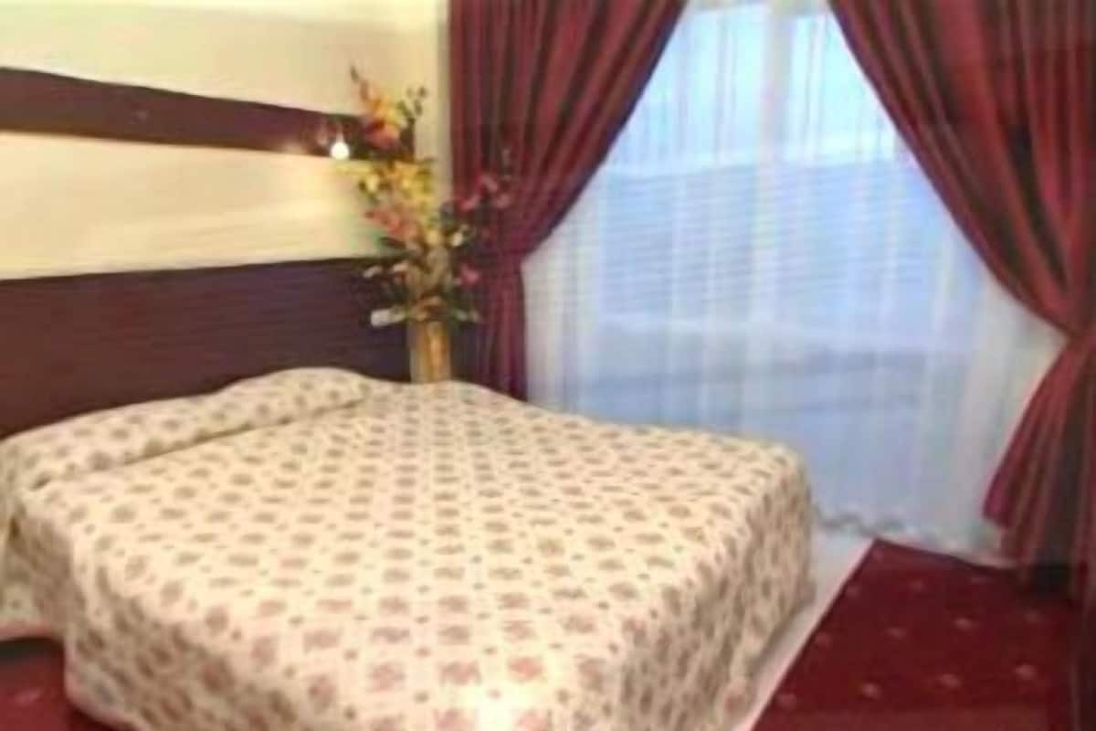 Standard Double or Twin Room, 1 Double or 2 Twin Beds | 1 bedroom, Select Comfort beds, minibar, in-room safe