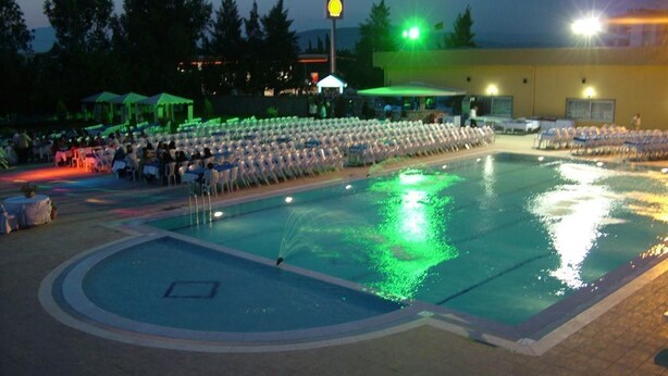 Seasonal outdoor pool, pool umbrellas, sun loungers - Metropolis (Torbali)