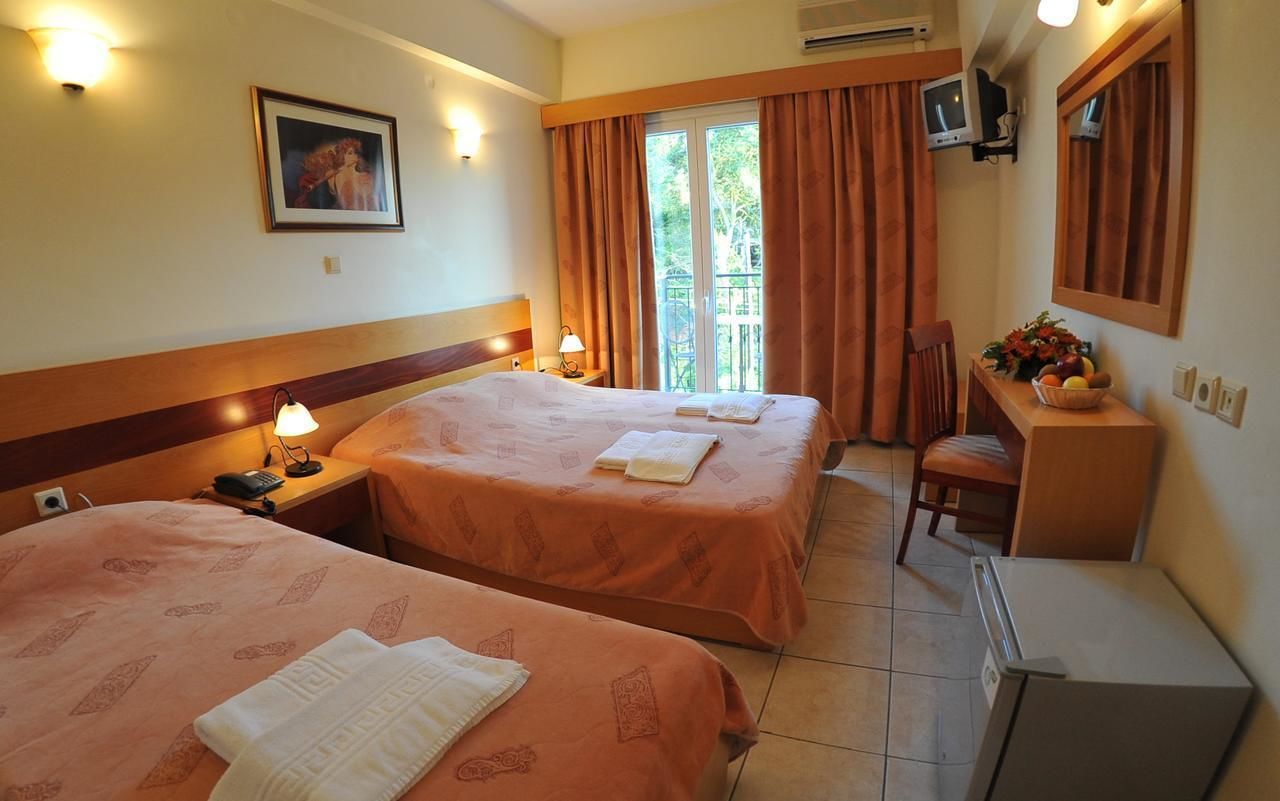 triple room | desk, free cots/infant beds, free wifi