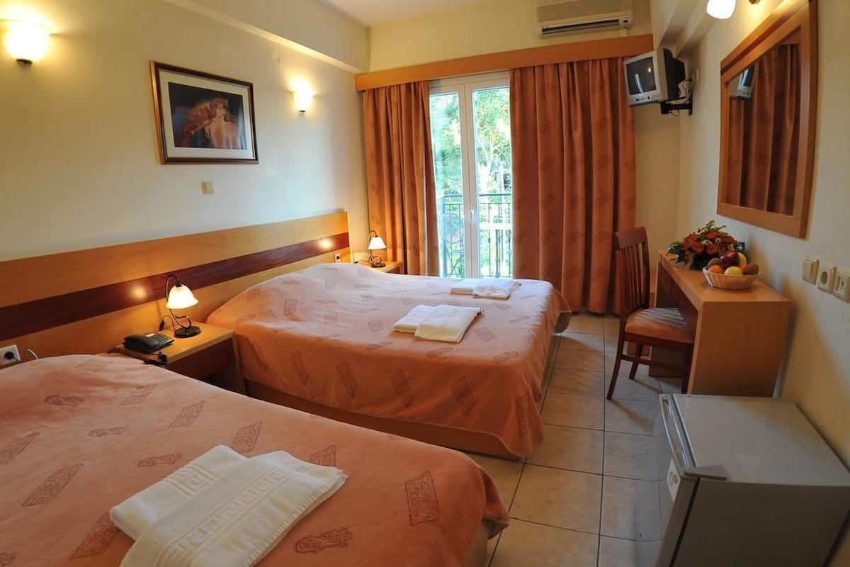 triple room | desk, free cots/infant beds, free wifi