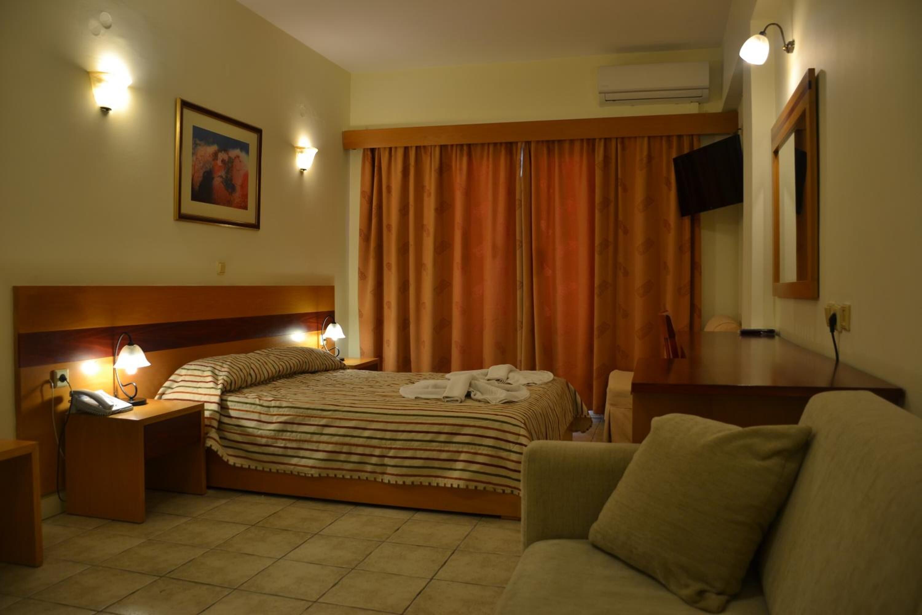 desk, free cots/infant beds, free wifi