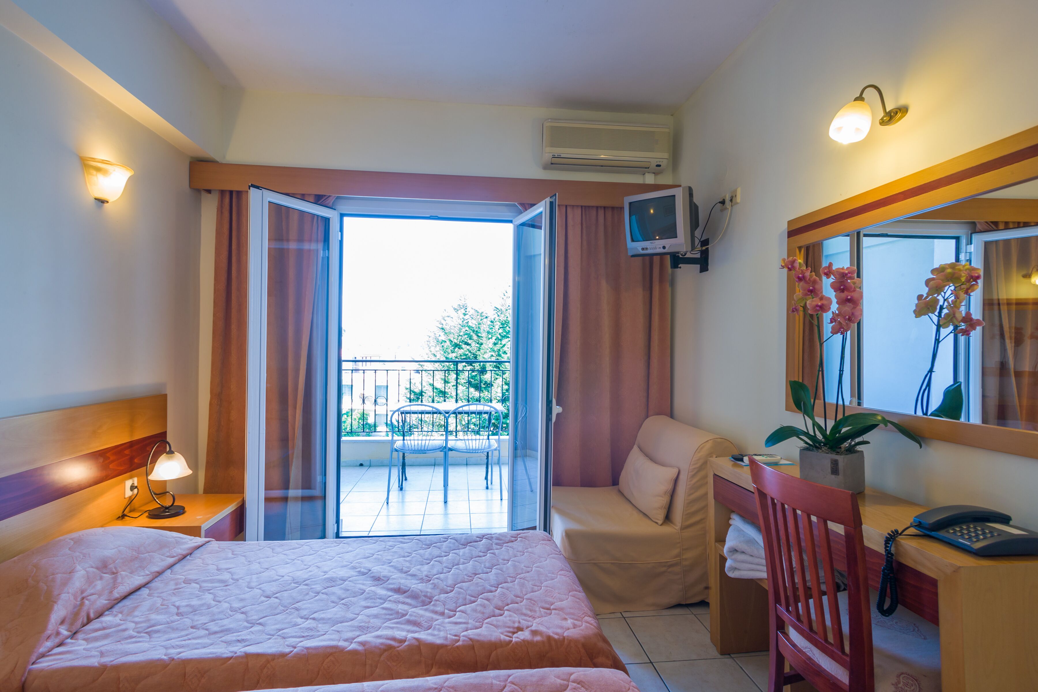 triple room | desk, free cots/infant beds, free wifi