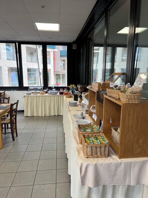 Päivittäinen buffetaamiainen (8 EUR per henkilö)