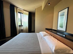 Individuell dekoriert, individuell eingerichtet, Schreibtisch