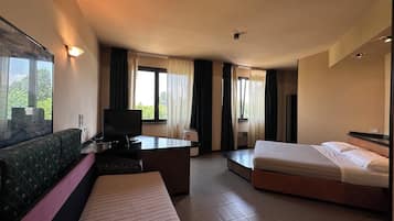 Con stile personalizzato, con arredamento individuale, una scrivania