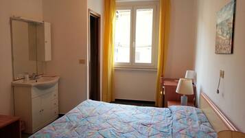 Bureau, espace de travail pour ordinateur portable, rideaux occultants