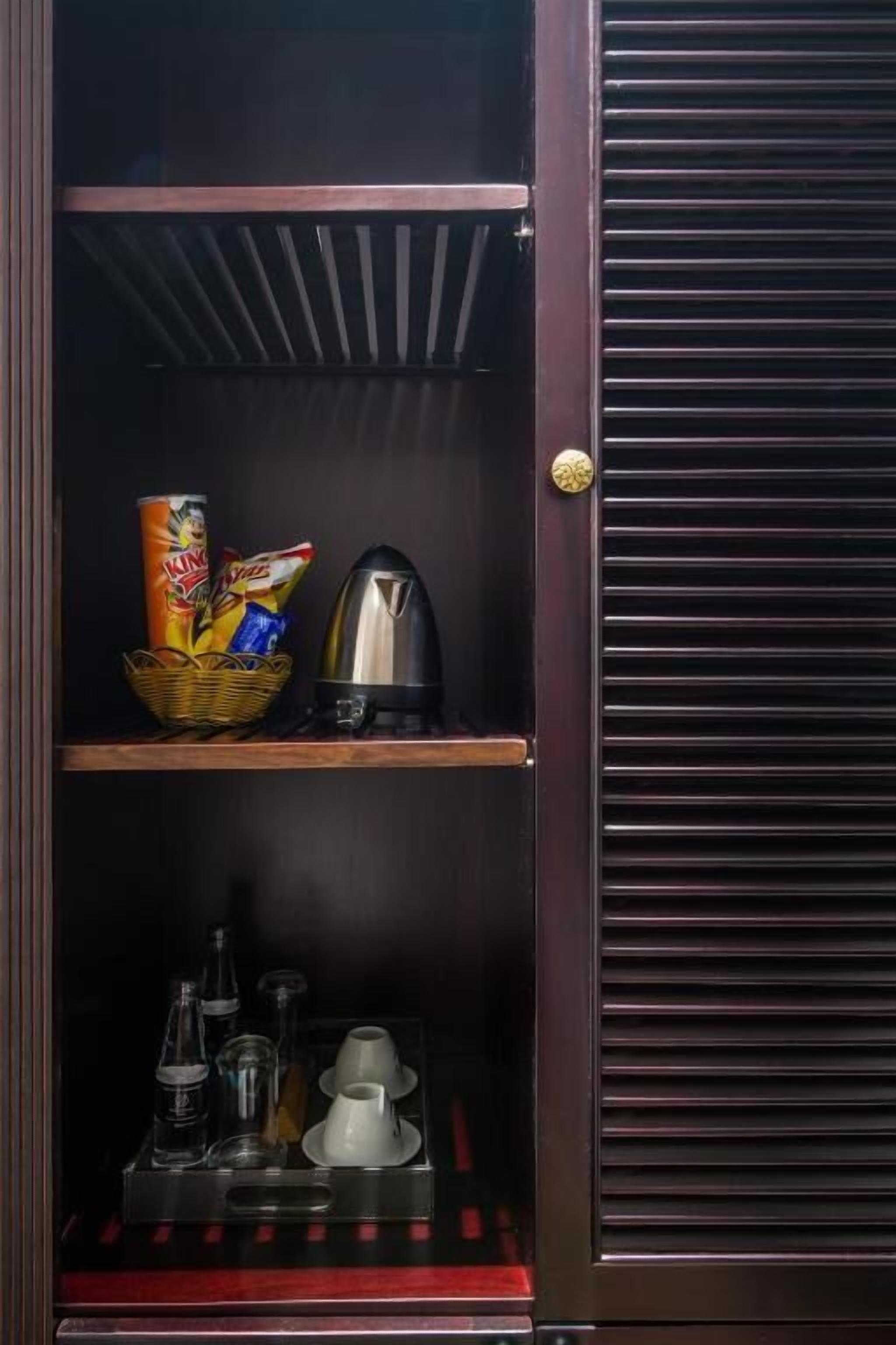 superior double or twin room | minibar, in-room safe, desk, soundproofing