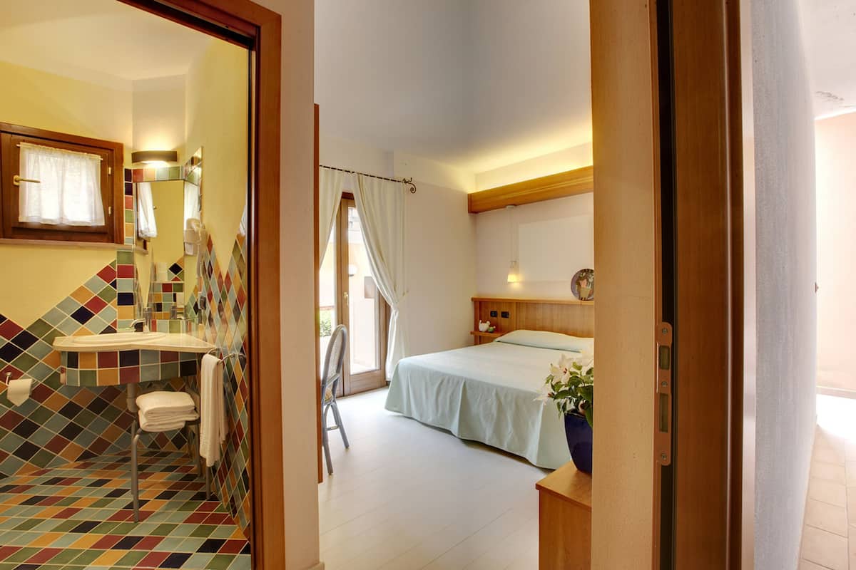 double or twin room | 1 bedroom, minibar, in-room safe, desk