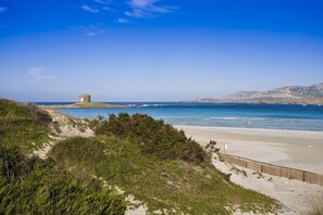 Nær stranden og hvit sand