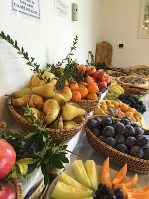 A fruit display with various types of fruits in baskets and on a plate. - Hotel Cala Reale (Stintino)